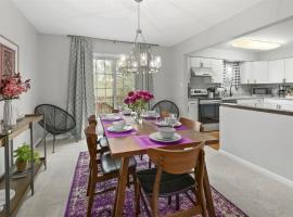 Hotel foto: Super-Stylish 4br Townhome in No Va Fast WiFi, Roku TV, Fenced Backyard, 24 Hour Premier Support
