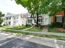 Hotel fotografie: Townhome in Northern Virginia, Close to DC, Pets Okay, Fenced Yard, Fast