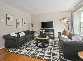 Hotel foto: 4BR Townhome, Close to Shops & Restaurants, 40 Mins to DC