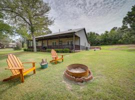 Хотел снимка: Cozy Checotah Retreat with Deck Near Eufaula Lake