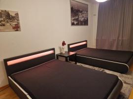 होटल की एक तस्वीर: Schöne 3 Schlafzimmer Zimmer Wohnung mit 4 Betten.