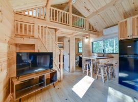 Catskills Tiny Home Cabin Surrounded by Nature!, hotel v destinaci Franklin