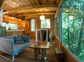 होटल की एक तस्वीर: The Red Cabin at the bottom of Tepoztlán's Forest