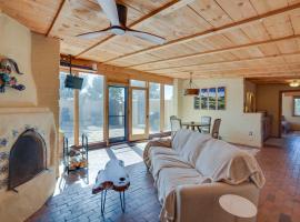 รูปภาพของโรงแรม: Santa Fe Vacation Rental with Patios and Pool Access!