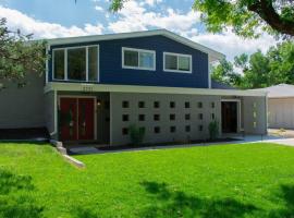 Hotel Foto: Blueberry 3BR house with private entrance & Hottub
