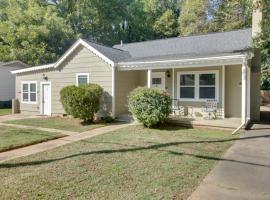 Hotel Photo: Inviting Shelby Retreat with Private Yard and Hot Tub!