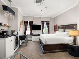 Independence Square 302, Top Floor Stylish Hotel Room with Wet Bar, A/C, in Downtown Aspen, hotell i Aspen