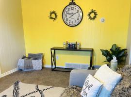 Hotel Photo: Dog Friendly 3bed/1bath by DIA