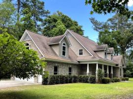 Hotel Photo: Amazing Home & Modern Airstreams Near Beach & City Sleeps 22!