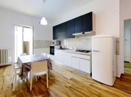 รูปภาพของโรงแรม: CASA di VALE BnB, Box,patio, a 9 min airport,Beach