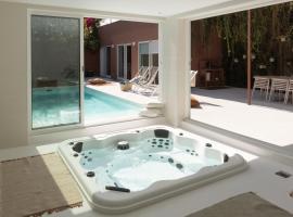 Hotel kuvat: Casa dos Pinheiros 109 - Private Villa with pool & heated SPA