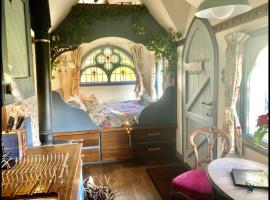 Magical Tabernacle in a Beautiful Setting with Hot Tub, Hotel in Bude