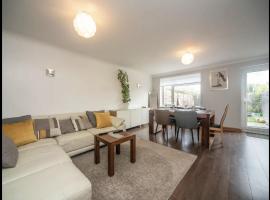 Hotel Photo: Spacious Chessington home with parking & garden