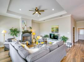 Hotel Photo: Spacious Texas Escape with Fireplace, Yard and Patio!