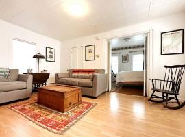 होटल की एक तस्वीर: Whimsical apartment near downtown Winooski