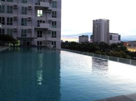 酒店照片: Abreeza 1BR condo w/ balcony,wifi & Netflix