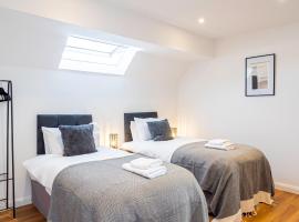 A picture of the hotel: New Deluxe4beds 2bath Apartment Near Highstreet