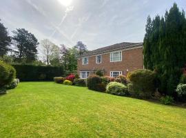 Hotel Photo: Spacious 4 Bedroom House with Garden and Parking