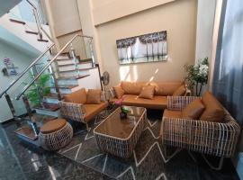 Hotel kuvat: Magnilay Villa by Asher and Caleb w/ Pool Tagaytay