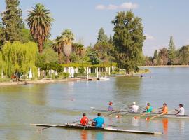 รูปภาพของโรงแรม: Del Parque - Dptos. frente al Parque Gral. San Martín a 100 mts del Lago