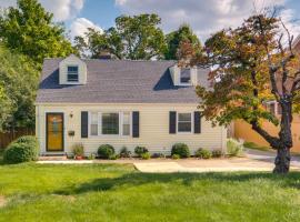 Foto do Hotel: Pet-Friendly Falls Church Home with Fenced Backyard!