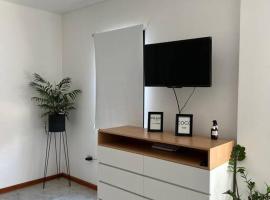 DEPARTAMENTo EN COMPLEJO RESIDENCIAL CON COCHERA, hotel in Resistencia