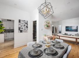 Hotel Photo: Downtown Luxe: Metro, King Bed, Parking, Sleeps 6