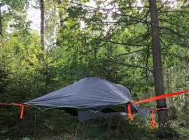 Foto do Hotel: Tree-tent overlooking lake in private woodland