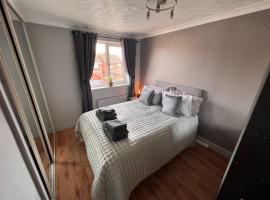 Hotel foto: CONTRACTORS OR FAMILY HOUSE - M1 Nottingham - IKEA RETAIL PARK - CATKIN DRIVE - 2 Bed Home with Driveway, private garden, sleeps 4 - TV'S in all rooms