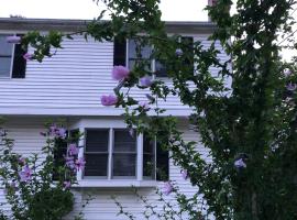 Hotel foto: Room in Single Family House - Suburban Neighborhood in Boston