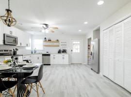 Hotel Photo: 2 bed 2 bath Modern Farmhouse in Old Town Spring