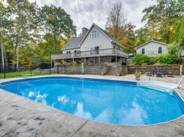 Hotel foto: Milton Hidden Gem with Pool, Hot Tub and Fireplace!