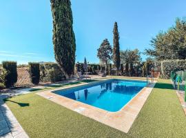 A picture of the hotel: 6 bedrooms house with private pool and enclosed garden at Burguillos de Toledo