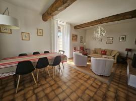 A picture of the hotel: Cosy Cottage -Vue Pyrénées- T5 - Piscine - 8 pers