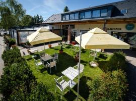 Hotel kuvat: Pipacs Panír & Grill Garden Vendégház