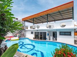 รูปภาพของโรงแรม: Deluxe 3 bedrooms Villa with fancy pool in downtown Pattaya