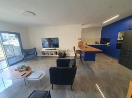 ホテル写真: Renovated central 4 bedroom apt with great terrace and Bomb Shelter