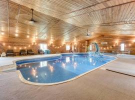 酒店照片: Epic Indoor Pool w/slide & hot tub close to beach