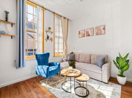 ホテル写真: New! Charming Home In Heart of City With King Size Bed!