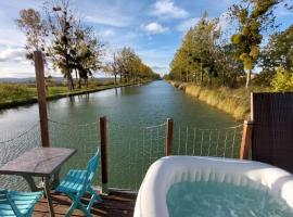 รูปภาพของโรงแรม: Cottage flottant terrasse jacuzzi option aux Portes de Dijon