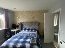 होटल की एक तस्वीर: Private en-suite room near Blanchardstown shopping center