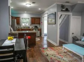 Historic Coastal Haven- Pet Friendly Fast Wi-Fi