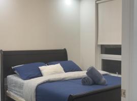 Hotel Foto: Luxury Condo with city skyline views - Mins to YYZ