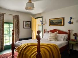 Hotel fotografie: The Ell, a Historic, Luxurious 2 bed, 2 bath Private Suite in Lovell