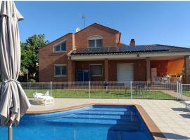 Photo de l’hôtel: Casa con jardín y piscina privada.