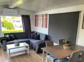 Hotel Foto: Cozy Chalet in Camping 't Venhop