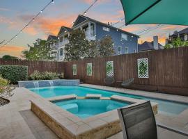 酒店照片: Houston Home Near Downtown with Pool and Hot Tub!