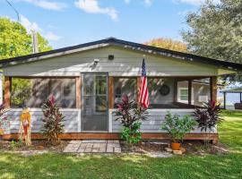 A picture of the hotel: Frostproof Lakefront Home with Screened-In Porches!