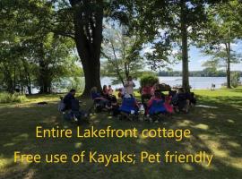 Hotel foto: Lake Front Cottage-Sleeps 8-Free Kayaks-Pets OK!