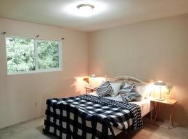 Hotel Photo: Stylish Cozy & Lively Room - Close to amenities for 2-3 People - Room 2